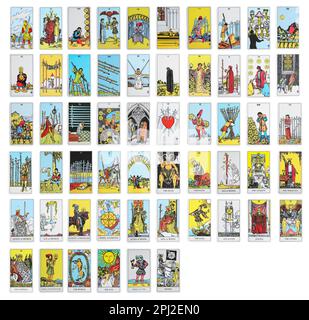 Jeu avec différentes cartes de tarot sur fond blanc Banque D'Images