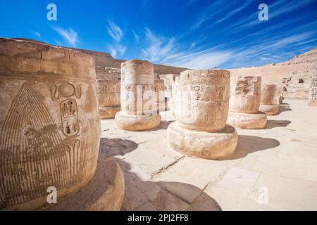 Сolumns du temple de Medinet Habu, Louxor, Égypte Banque D'Images