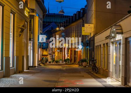 Aarhus, Danemark, 15 juin 2022 : vue nocturne d'une rue dans le centre d'Aarhus, Danemark. Banque D'Images