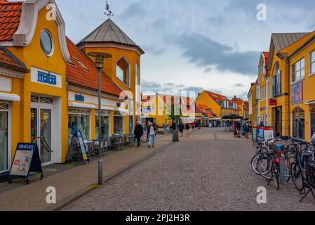 Skagen, Danemark, 15 juin 2022 : rue colorée dans la ville danoise de Skagen. Banque D'Images