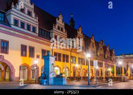 Leipzig, Allemagne, 9 août 2022 : lever du soleil sur la place Naschmarkt dans la ville allemande de Leipzig. Banque D'Images