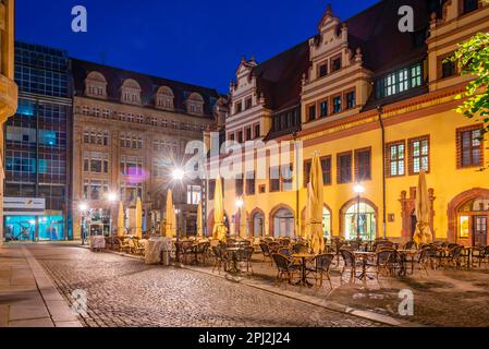 Leipzig, Allemagne, 9 août 2022 : lever du soleil sur la place Naschmarkt dans la ville allemande de Leipzig. Banque D'Images