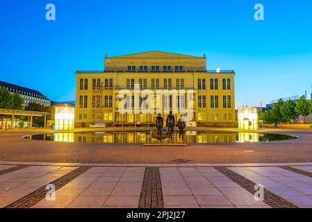 Leipzig, Allemagne, 9 août 2022 : vue au lever du soleil de l'opéra de Leipzig, Allemagne. Banque D'Images