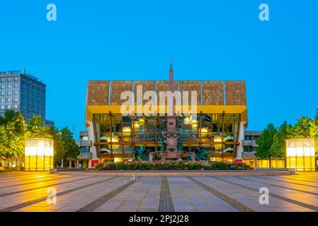 Leipzig, Allemagne, 9 août 2022 : lever du soleil sur la fontaine de Mendebrunnen et la Gewandhaus dans la ville allemande de Leipzig. Banque D'Images