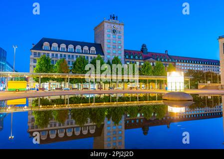 Leipzig, Allemagne, 9 août 2022 : vue au lever du soleil sur le paysage urbain d'Augustusplatz à Leipzig, Allemagne. Banque D'Images