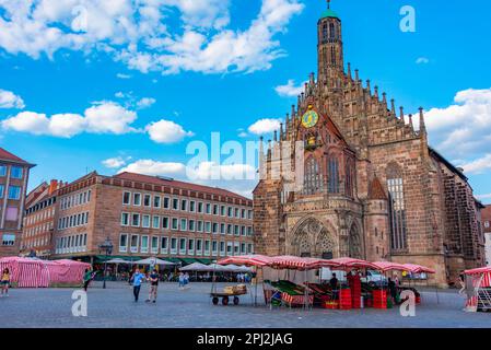 Nürnberg, Allemagne, 9 août 2022: Les gens se promenent devant la Frauenkirche à Nuremberg, Allemagne. Banque D'Images