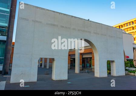 Nürnberg, Allemagne, 10 août 2022 : vue au lever du soleil sur la rue des droits de l'homme de la ville allemande de Nuremberg. Banque D'Images