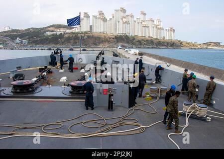 26 mars 2023 - Busan, République de Corée - marins, et Marines affectés au combat du département du fret à bord du quai de transport amphibie USS Anchorage (LPD 23), des stations MAN Sea et Anchor en préparation au départ de la base de commandement COMROKFLT, République de Corée, 26 mars 2023. Les forces navales et maritimes, comme l'équipe du groupe amphibie Ready Group/Marine Expeditionary Unit, naviguent dans différentes régions du monde pour assurer leurs alliés, dissuader leurs adversaires potentiels et assurer une présence américaine persistante. Le groupe de préparation amphibie de l'île de Makin, composé du navire d'assaut amphibie USS Makin Island (LHD 8) et de l'a Banque D'Images