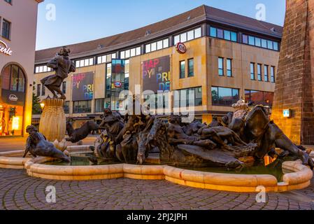 Nürnberg, Allemagne, 11 août 2022: Vue au lever du soleil de la fontaine d'ehekarussell à Nuremberg, Allemagne. Banque D'Images