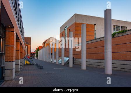 Nürnberg, Allemagne, 11 août 2022 : vue au lever du soleil sur la rue des droits de l'homme de la ville allemande de Nuremberg. Banque D'Images