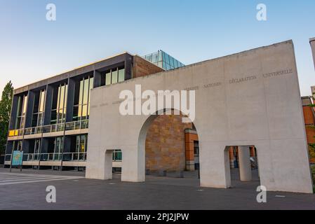 Nürnberg, Allemagne, 11 août 2022 : vue au lever du soleil sur la rue des droits de l'homme de la ville allemande de Nuremberg. Banque D'Images