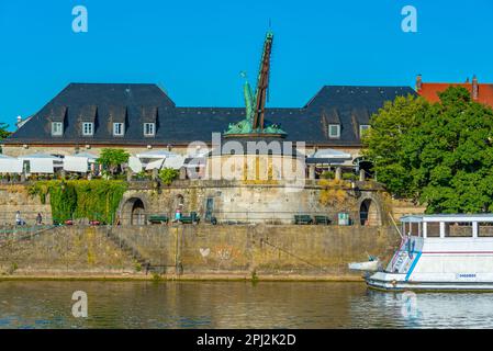 Würzburg, Allemagne, 11 août 2022: Vieille grue dans la ville allemande de Würzburg. Banque D'Images