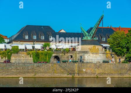 Würzburg, Allemagne, 11 août 2022: Vieille grue dans la ville allemande de Würzburg. Banque D'Images