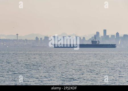 Seattle, Washington, États-Unis. 19th mars 2023. Le porte-avions de la classe Nimitz USS Theodore Roosevelt (CVN 71) transite le détroit de Puget après avoir quitté Bremerton, Washington, 17 mars 2023. Theodore Roosevelt procède à un changement de homeport à San Diego après un quai de 18 mois de disponibilité incrémentielle prévue au chantier naval de Puget Sound et à l'installation de maintenance intermédiaire. Crédit : États-Unis Marine/ZUMA Press Wire Service/ZUMAPRESS.com/Alamy Live News Banque D'Images