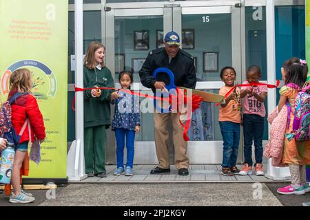 Japon. 17th mars 2023. Le capitaine David Adams, commandant, activités de la flotte, Sasebo (CFAS), coupe le ruban de cérémonie pour l'ouverture d'un nouveau Centre de garde d'âge scolaire et de adolescents du Programme des enfants et des jeunes (PY) au CFAS, 17 mars 2023. La nouvelle installation accueillera des programmes de soins de l'âge scolaire et de TEN du CYP qui offrent des activités non scolaires aux enfants. Crédit : États-Unis Marine/ZUMA Press Wire Service/ZUMAPRESS.com/Alamy Live News Banque D'Images