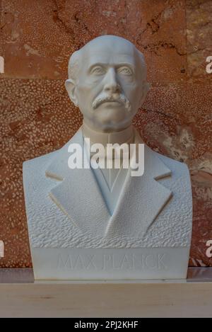 Ratisbonne, Allemagne, 13 août 2022: Max Planck - un des personnages historiques à l'intérieur du monument Walhalla près de Ratisbonne, Allemagne. Banque D'Images