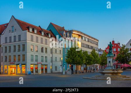 Ingolstadt, Allemagne, 14 août 2022: Ludwigsbrunnen à Paradeplatz dans la ville allemande d'Ingolstadt au lever du soleil. Banque D'Images