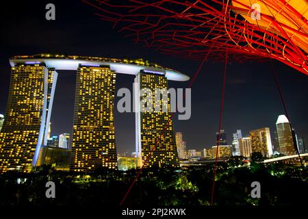 Ville de Singapour, Singapour - 12 avril 2019 : spectacle de lumière de la forêt de Supertree dans les jardins au bord de la baie Banque D'Images