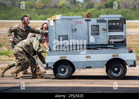 353 opérations spéciales les responsables d'aéronefs de l'escadre positionnent une voiturette électrique pendant l'exercice Cobra Gold 23 à la base aérienne de Korat Royal Thai, Thaïlande, le 28 février 2023. Cobra Gold, qui en est maintenant à 42nd ans, est un événement de formation co-parrainé entre la Thaïlande et les États-Unis qui s'appuie sur l'amitié de longue date entre les deux nations alliées et qui rassemble une force multinationale robuste pour promouvoir la paix et la sécurité régionales en faveur d'une Indo-Pacifique libre et ouverte. (É.-U. Photo de la Force aérienne par le Sgt. Technique Soo C. Kim) USAGE ÉDITORIAL SEULEMENT! Non destiné À un usage commercial ! Banque D'Images