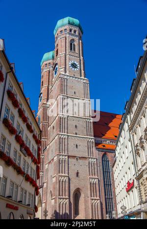 Munich, Allemagne, 15 août 2022 : église Frauenkirche dans la ville allemande de München. Banque D'Images