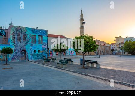 Rethimno, Grèce, 21 août 2022 : vue au lever du soleil sur la mosquée de Neratze dans la ville grecque de Rethimno. Banque D'Images