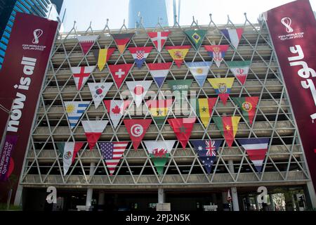 Doha, Qatar - 7 octobre 2022 : drapeaux des nations qualifiées pour la coupe du monde de la FIFA 2022 Banque D'Images