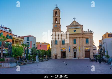 Chania, Grèce, 23 août 2022 : vue au lever du soleil sur la présentation de la cathédrale de la Vierge Marie à la Canée. Banque D'Images