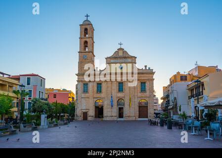 Chania, Grèce, 23 août 2022 : vue au lever du soleil sur la présentation de la cathédrale de la Vierge Marie à la Canée. Banque D'Images