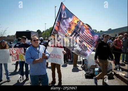 Smyrna, Géorgie, États-Unis. 30th mars 2023. Gov. Floride Ron DeSantis parle avec des partisans jeudi 30 mars lors d'un rassemblement dans une entreprise d'équipement sportif. Photo : un supporter de Trump plante la file d'attente en signe de Trump (image de crédit : © Robin Rayne/ZUMA Press Wire) USAGE ÉDITORIAL SEULEMENT! Non destiné À un usage commercial ! Banque D'Images