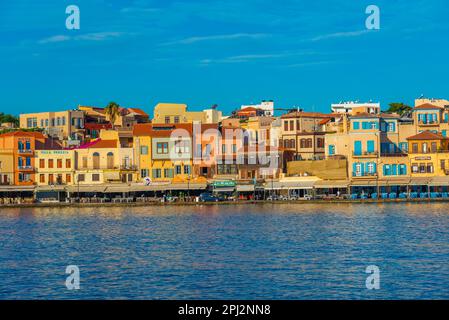 Chania, Grèce, 23 août 2022 : vue sur le vieux port vénitien de la ville grecque Chania, Grèce. Banque D'Images