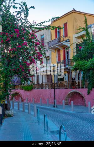 Chania, Grèce, 23 août 2022 : vue au lever du soleil sur une rue colorée de la vieille ville de Chania en Crète, Grèce. Banque D'Images