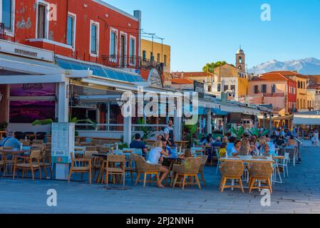 Chania, Grèce, 23 août 2022 : vue sur le vieux port vénitien de la ville grecque Chania, Grèce. Banque D'Images