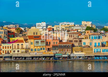 Chania, Grèce, 23 août 2022 : vue sur le vieux port vénitien de la ville grecque Chania, Grèce. Banque D'Images