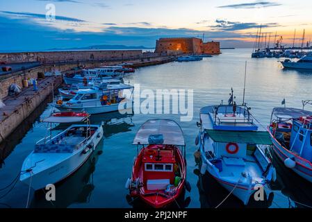 Héraklion, Grèce, 24 août 2022 : vue au lever du soleil sur le port grec d'Héraklion sur l'île de Crète. Banque D'Images