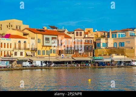 Chania, Grèce, 23 août 2022 : vue sur le vieux port vénitien de la ville grecque Chania, Grèce. Banque D'Images