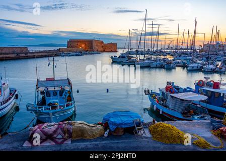 Héraklion, Grèce, 24 août 2022 : vue au lever du soleil sur le port grec d'Héraklion sur l'île de Crète. Banque D'Images