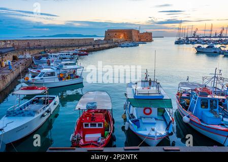 Héraklion, Grèce, 24 août 2022 : vue au lever du soleil sur le port grec d'Héraklion sur l'île de Crète. Banque D'Images