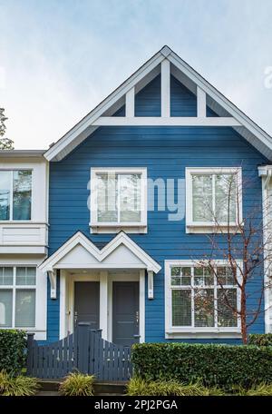 Belle maison contemporaine flambant neuve dans un quartier canadien. Portes avant avec une jolie véranda et un jardin. Entrée de la maison moderne. Porte avant avec Banque D'Images