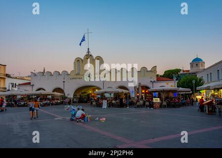 Kos, Grèce, 28 août 2022 : vue au coucher du soleil sur la place centrale d'Eleftherias à Kos, Grèce. Banque D'Images