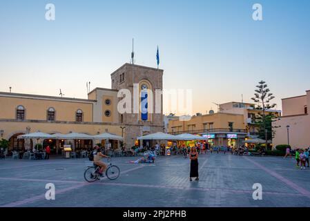 Kos, Grèce, 28 août 2022 : vue au coucher du soleil sur la place centrale d'Eleftherias à Kos, Grèce. Banque D'Images