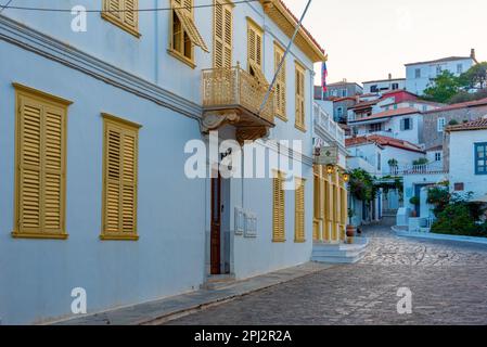 Hydra, Grèce, 4 septembre 2022 : jour d'été dans une rue de la ville grecque d'Hydra. Banque D'Images