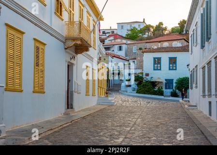 Hydra, Grèce, 4 septembre 2022 : jour d'été dans une rue de la ville grecque d'Hydra. Banque D'Images