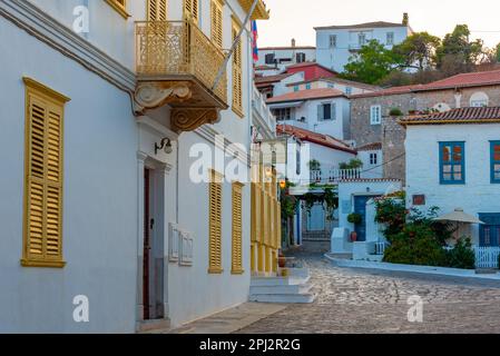 Hydra, Grèce, 4 septembre 2022 : jour d'été dans une rue de la ville grecque d'Hydra. Banque D'Images