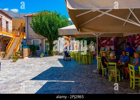 Aeropoli, Grèce, 6 septembre 2022: Jour d'été sur la place principale d'Areopoli, Grèce. Banque D'Images
