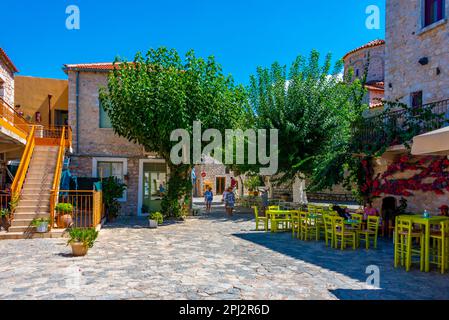Aeropoli, Grèce, 6 septembre 2022: Jour d'été sur la place principale d'Areopoli, Grèce. Banque D'Images