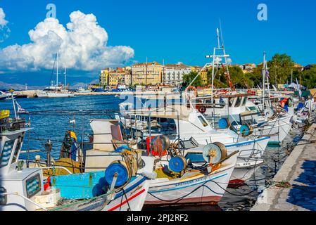 Kerkyra, Grèce, 11 septembre 2022: Bateaux de pêche amarrés au port de Corfou Grèce. Banque D'Images