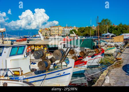 Kerkyra, Grèce, 11 septembre 2022: Bateaux de pêche amarrés au port de Corfou Grèce. Banque D'Images