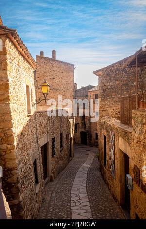 Flâner dans Pals, en Espagne, c'est comme faire une promenade dans le temps. Ce village espagnol historique bien conservé est un régal et sert de grande histoire Banque D'Images