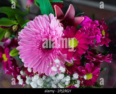 Les fleurs sont près d'un fleuriste dans une rue de la ville. De beaux bouquets de fleurs diverses sont présentés dans un fleuriste. Bouquets sur table, bousi fleuriste Banque D'Images