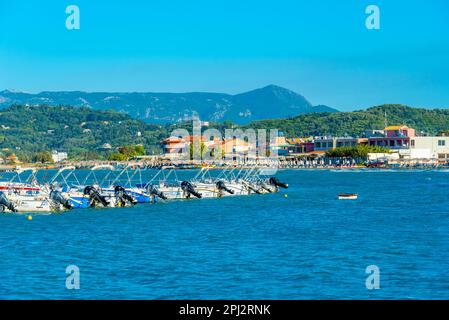 Sidari, Grèce, 13 septembre 2022: Bateaux amarrés à Sidari en Grèce. Banque D'Images